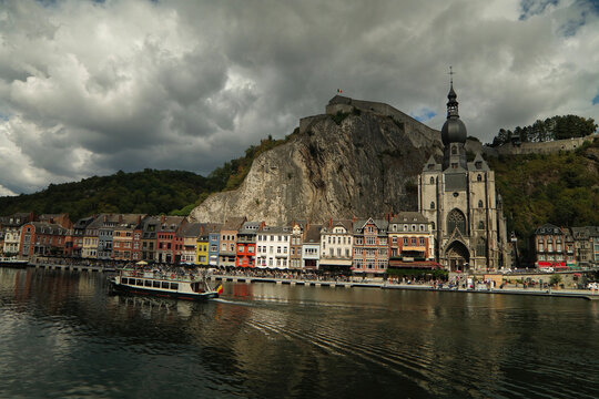 Miasto Dinant nad rzeką w Belgii.