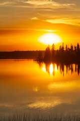 Obraz premium A Glowing, Colourful Sunset at Astotin Lake