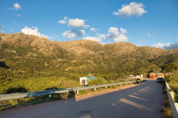 Montañas, lagos, y cielos que deslumbran