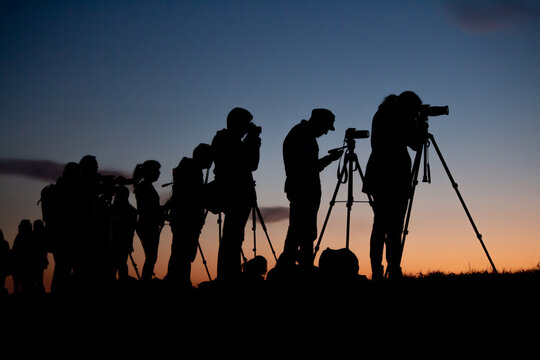 Siluetas  en el atardecer de artistas fot&oacute;grafos con sus c&aacute;maras y tripodes desde la monta&ntilde;a / Silhouettes in the sunset of photographic artists with their cameras and tripods from the mountain 