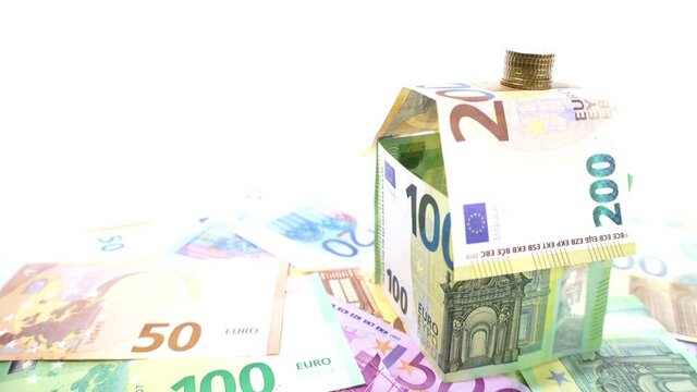 Haus aus Euro Geldscheinen - Hausbau & Hauskredit