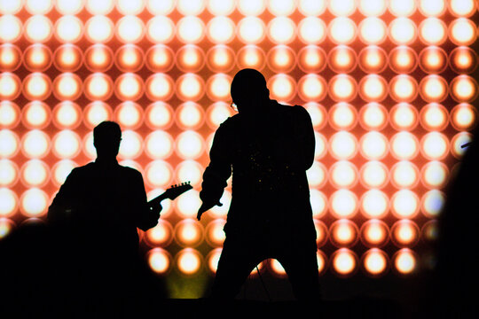 Cuando el cantante hace de su m&uacute;sica un concierto de siluetas / When the singer makes a concert of silhouettes out of his music 