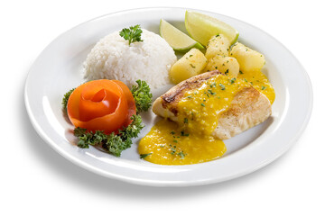 Peixe grelhado com molho de mostarda com arroz e batatas soutê, prato executivo, em fundo branco para recorte.