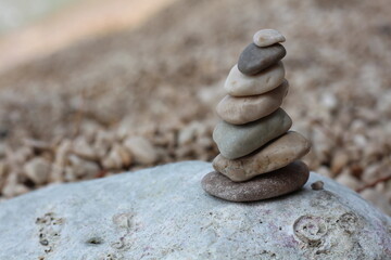 Fototapeta na wymiar pyramid of small stones on the seashore