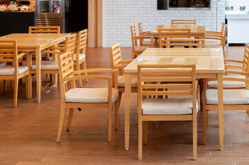 フードコートのテーブルとイス