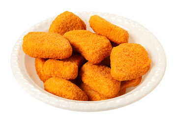 Nuggets de frango frito no prato em fundo branco para recorte.