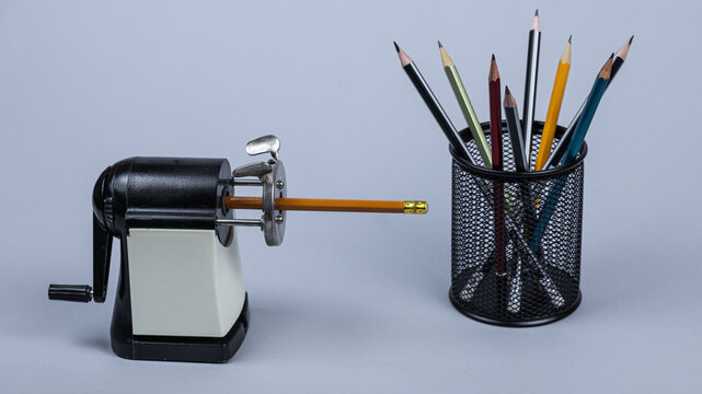 Manual pencil sharpener