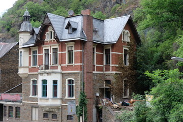 Fototapeta na wymiar FU 2020-06-20 Ahrtour hin 916 Vor dem Berg steht ein altes Haus