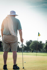 Obraz premium golfer on the green