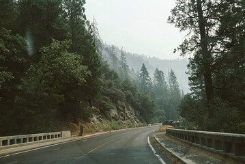 road in the yosemite mountains