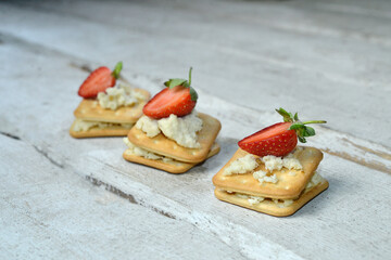 cracker dessert cake with strawberry