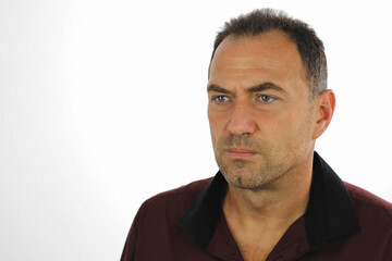 Obraz premium Man with serious look in dark shirt