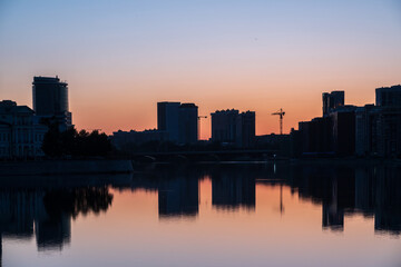 Fototapeta na wymiar Sunset on a pond in the center of the city. Yekaterinburg, Russia