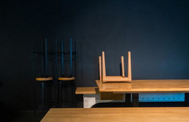 Taburetes y sillas sobre mesa