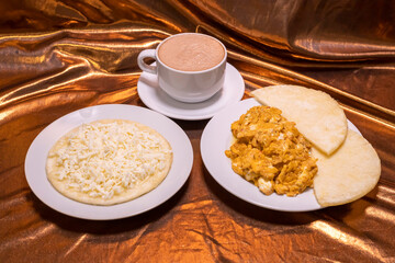 huevos pericos con arepa y chocolate