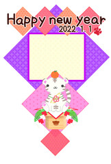 2022年賀状テンプレート　コメントスペースのあるパステルカラーの和柄背景に鏡餅風の白い虎のキャラクター