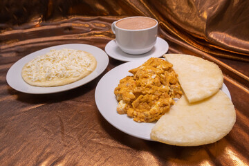 huevos pericos con arepa y chocolate