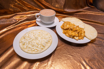huevos pericos con arepa y chocolate