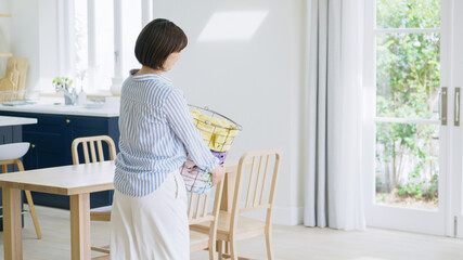 洗濯物を持った若い女性