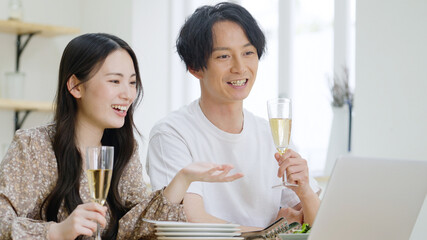 オンライン飲み会をする夫婦・カップル