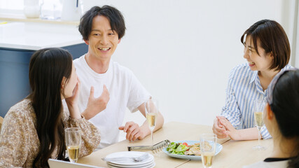ホームパーティーをする若い男女