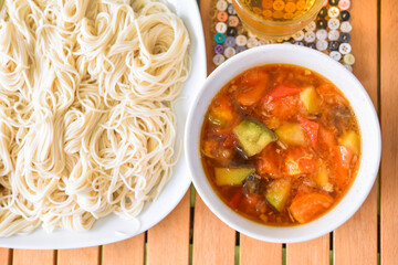 ナスとトマトのおろしつけ汁そうめん