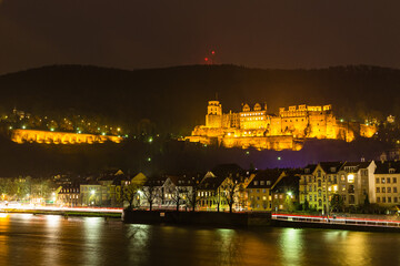 Fototapeta na wymiar ドイツ　ハイデルベルグのネッカー川とライトアップされたハイデルベルグ城