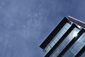 Obraz premium Looking up at the glass building from below.