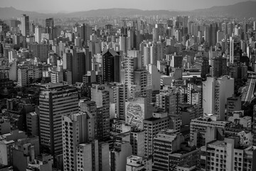 Cidade de São Paulo, vista de vários prédios durante o dia. A cidade de concreto
