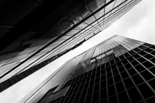 Low angle black and white photograph of city buildings,The perspective of the picture makes it interesting
