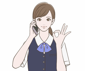 スマートフォンを持ち、OKマークをつくる事務員の女性