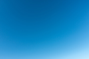 Ceu azul e limpo no amanhecer.
