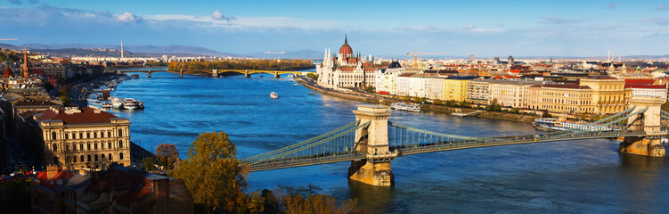 Fototapeta na wymiar Image of view of Budapest Chain Bridge over Danube and Hungarian Parliament