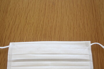 テーブルの上のマスク