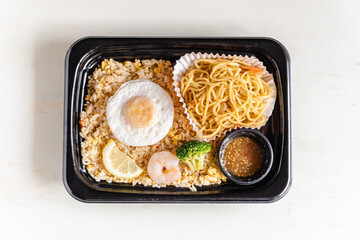 アジア風チャーハンと焼きそば　お弁当