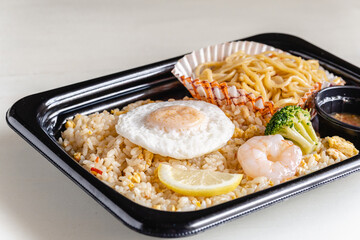 アジア風チャーハンと焼きそば　お弁当