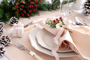Christmas or new year table setting with ivory cloth ,ribbon, hypericum berry, evergreen leaf and pinecone.
おうちでクリスマス　テーブルセッティング