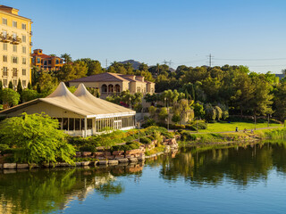 Fototapeta premium Sunny view of the lake landscape of Lake Las Vegas