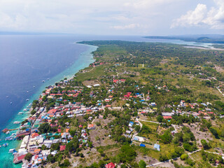 フィリピン、セブ島の南西部にあるモアルボアルの町をドローンで空から撮影した空撮写真 Scenery of diving in Moalboal, southwest of Cebu Island, Philippines.