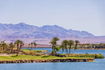Foto auf Acrylglas Las Vegas Sonniger Blick auf die Seenlandschaft des Lake Las Vegas
