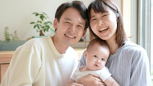 若い夫婦と赤ちゃんの家族