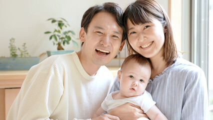 若い夫婦と赤ちゃんの家族
