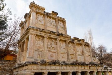 Obraz premium Remains of antique temple Sebasteion decorated with figured marble reliefs of mythological, allegorical and imperial subjects in Aphrodisias, Turkey..