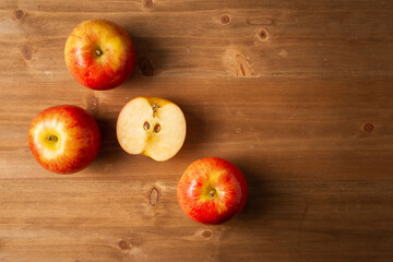 りんごが複数。ナチュラル・オーガニックな雰囲気。木目・コピースペース有り。