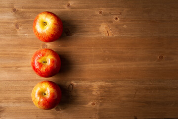 りんごが複数。ナチュラル・オーガニックな雰囲気。木目・コピースペース有り。