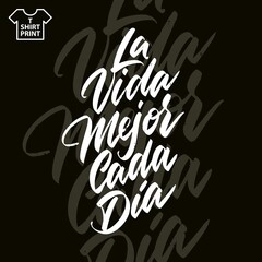 The inscription is in Spanish. Life is better every day. Handwritten lettering on a dark background. Vector illustration