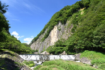 Fototapeta na wymiar 七ヶ宿ダム近くに材木岩公園があります とても迫力のある場所です