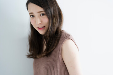 カジュアルファッションでリラックスする女性