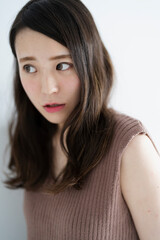 Naklejka premium カジュアルファッションでリラックスする女性