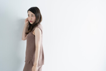 Fototapeta premium カジュアルファッションでリラックスする女性